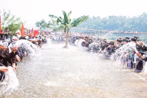 Cuộc thi té nước trong Lễ hội Bun Vốc Nặm của đồng bào dân tộc Lự tại xã Bản Bo (Lai Châu).