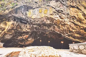 Chùa Hang (Long Tiên Động), nơi Bác Hồ đọc thư chúc Tết năm 1947.