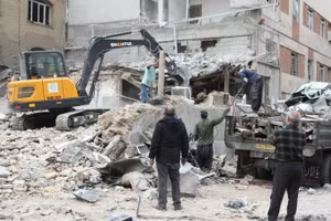 Những tòa nhà bị phá hủy sau các cuộc không kích của Israel nhằm vào thủ đô Tehran, Iran ngày 15/3/2026. (Nguồn: THX)