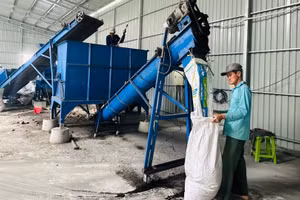 Sản xuất phân bón hữu cơ từ rơm tại Hợp tác xã Dịch vụ nông nghiệp Hòa Long (xã Hòa Long, tỉnh Đồng Tháp).