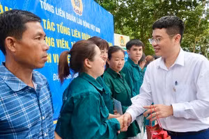 Đồng chí Nguyễn Ngọc Cẩm (áo trắng) Tổng Giám đốc Công ty Cổ phần Cao-su Điện Biên trao quà động viên công nhân, người lao động làm việc trực tiếp tại các vườn cây.