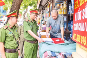 Công an phường Ba Đình kiểm tra, nhắc nhở các hộ kinh doanh tại khu vực chợ Châu Long. (Ảnh: THẾ ĐẠI)