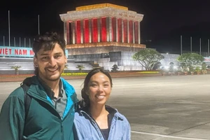 Anh Jack Warren và chị Annie Tao, du khách đến từ Mỹ, chụp ảnh lưu niệm bên Lăng Bác, tháng 1/2026. (Ảnh NVCC)