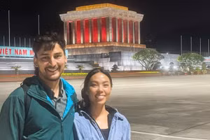 Anh Jack Warren và chị Annie Tao, du khách đến từ Mỹ, chụp ảnh lưu niệm bên Lăng Bác, tháng 1/2026. (Ảnh NVCC)