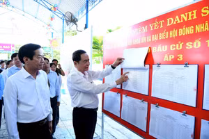 Chủ tịch Quốc hội Trần Thanh Mẫn kiểm tra công tác bầu cử đại biểu Quốc hội khóa XVI. (Ảnh Duy Linh)