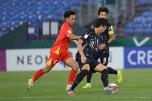 Nguyễn Thái Sơn (trái) gặp chấn thương sau khi thi đấu xuất sắc tại Giải vô địch U23 châu Á.