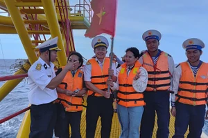 Chiến sĩ Nhà giàn DK1/11 đón đại biểu lên thăm và làm việc.