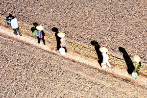 Ảnh hưởng bởi thời tiết, biến đổi khí hậu, nhiều vùng nông thôn tại Cà Mau thiếu nước ngọt trầm trọng vào mùa khô. (Ảnh NSNA Nguyễn Thanh Dũng)