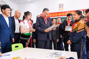 Tổng Bí thư Tô Lâm thăm các em học sinh Trường phổ thông nội trú liên cấp Si Pa Phìn (Điện Biên). (Ảnh Thành Đạt)