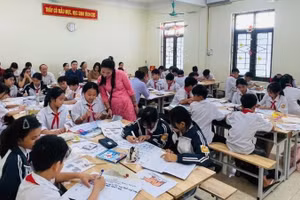 Vai trò của người thầy là không thể thay thế. (Trong ảnh: Giờ học của học sinh Trường tiểu học & trung học cơ sở Phú Cường, tỉnh Hưng Yên).