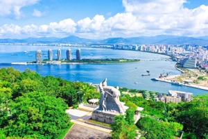 Toàn cảnh vịnh Tam Á, nhìn từ Công viên Lộc Hồi Đầu. (Nguồn ảnh Fly China)