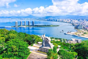 Toàn cảnh vịnh Tam Á, nhìn từ Công viên Lộc Hồi Đầu. (Nguồn ảnh Fly China)