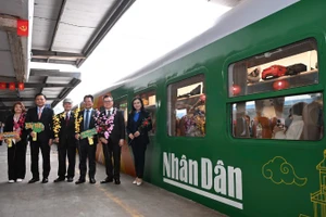 “Chuyến tàu Hạnh phúc” chính thức xuất phát từ Ga Hà Nội vào sáng 2/2. (Ảnh Thành Đạt)