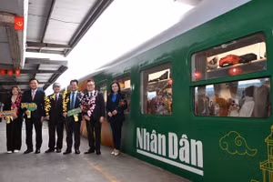 “Chuyến tàu Hạnh phúc” chính thức xuất phát từ Ga Hà Nội vào sáng 2/2. (Ảnh Thành Đạt)