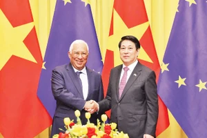 Chủ tịch nước Lương Cường và Chủ tịch Hội đồng châu Âu Antonio Costa dự hội đàm. (Ảnh TTXVN)