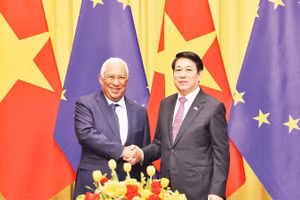 Chủ tịch nước Lương Cường và Chủ tịch Hội đồng châu Âu Antonio Costa dự hội đàm. (Ảnh TTXVN)