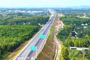 Dự án cao tốc bắc - nam đoạn Quảng Ngãi - Hoài Nhơn đang được chủ đầu tư và các nhà thầu gấp rút hoàn thiện, quyết tâm đưa vào khai thác trước Tết Nguyên đán 2026. (Nguồn ảnh BQLDA II - Bộ Xây dựng)