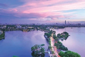 Một góc Hồ Tây. (Ảnh: Lê Việt Khánh)