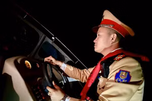 Chuyến tuần tra, truy đuổi, xử lý các đối tượng vi phạm trên hồ Thác Bà của Cảnh sát giao thông đường thủy tỉnh Lào Cai, sau loạt bài của Nhân Dân cuối tuần.