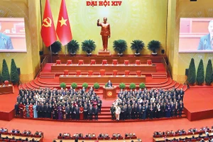 Ban Chấp hành Trung ương Đảng Cộng sản Việt Nam khóa XIV ra mắt Đại hội. (Ảnh Hải Linh hoa)