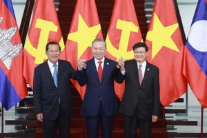 Các nhà lãnh đạo Việt Nam, Lào và Campuchia chụp ảnh chung vào tháng 2/2025. (Ảnh TTXVN)