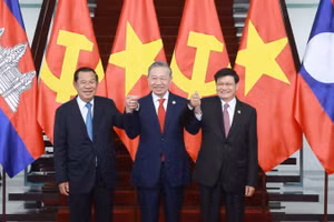 Các nhà lãnh đạo Việt Nam, Lào và Campuchia chụp ảnh chung vào tháng 2/2025. (Ảnh TTXVN)