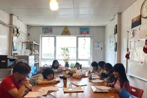 Không gian nhỏ xinh của Lớp học văn Hạnh phúc, công nghệ cũng đã len lỏi. (Trong ảnh: Thành viên nhóm “Em tập làm nhà văn” đang luyện đọc để chuẩn bị vào phòng thu âm sách nói)