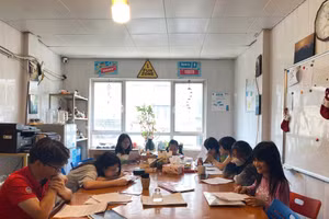 Không gian nhỏ xinh của Lớp học văn Hạnh phúc, công nghệ cũng đã len lỏi. (Trong ảnh: Thành viên nhóm “Em tập làm nhà văn” đang luyện đọc để chuẩn bị vào phòng thu âm sách nói)