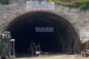 Hầm Km186 mới trên cao tốc Nội Bài-Lào Cai đang gấp rút được hoàn thiện.