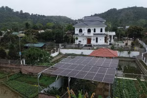 Hệ thống điện mặt trời mái nhà tại nhà ông Văn Hữu Khánh tại Bát Xát (Lào Cai).