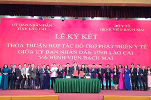 Đồng chí Vũ Thị Hiền Hạnh, Phó Chủ tịch Ủy ban nhân dân tỉnh Lào Cai và PGS, TS Đào Xuân Cơ, Giám đốc Bệnh viện Bạch Mai ký kết thỏa thuận hợp tác.
