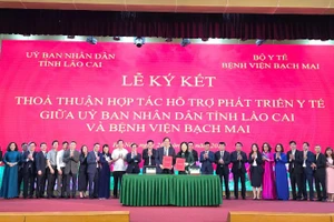 Đồng chí Vũ Thị Hiền Hạnh, Phó Chủ tịch Ủy ban nhân dân tỉnh Lào Cai và PGS, TS Đào Xuân Cơ, Giám đốc Bệnh viện Bạch Mai ký kết thỏa thuận hợp tác.