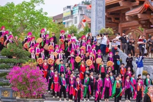 Nhân dân nô nức đi Lễ Đền Bảo Hà (Lào Cai).