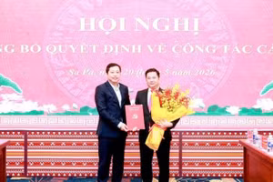 Đồng chí Bí thư Tỉnh ủy Dương Quốc Huy trao quyết định chuẩn y giữ chức Bí thư Đảng ủy phường Sa Pa cho đồng chí Tô Ngọc Liễn.