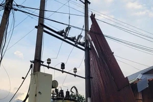Mái tôn bị gió lốc cuốn bay vào khu vực trạm biến áp, gây hư hỏng thiết bị tại xã Thượng Bằng La.