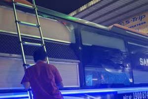 Nhân viên nhà xe Sao Việt sửa chữa, khắc phục một chiếc xe bị ném đá làm vỡ kính.