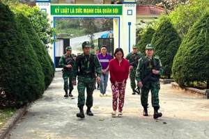 Bộ đội Biên phòng áp giải 2 đối tượng.