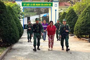 Bộ đội Biên phòng áp giải 2 đối tượng.