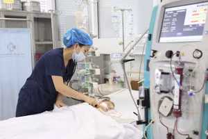 Bệnh nhi N.X.L được các y, bác sĩ Bệnh viện Sản Nhi Phú Thọ chăm sóc, điều trị tích cực.