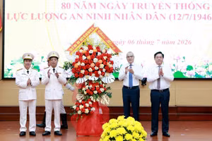 Lãnh đạo tỉnh Phú Thọ tặng hoa chúc mừng lực lượng An ninh Công an tỉnh Phú Thọ.