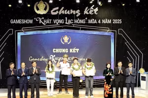 Ban Tổ chức trao giải cho các thí sinh tham dự cuộc thi Gameshow "Khát vọng Lạc Hồng" mùa thứ 4.