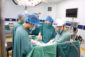 Các y, bác sĩ tiến hành phẫu thuật cho chị N.T.H có khối u xơ nặng 3,3 kg.