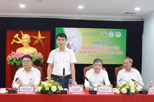 Tổng Thư ký Liên đoàn bóng chuyền Việt Nam Lê Trí Trường giải đáp câu hỏi của các nhà báo.