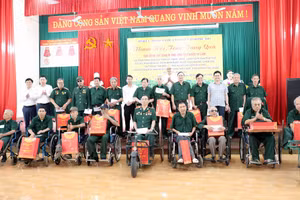 Lãnh đạo tỉnh Phú Thọ trao quà cho các thương, bệnh binh Trung tâm điều dưỡng người có công tỉnh Phú Thọ. (Ảnh NGỌC LONG)