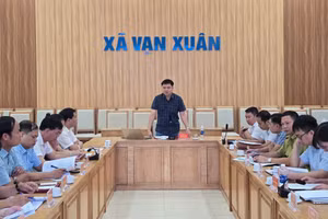 Lãnh đạo xã Vạn Xuân thông tin về thời gian cưỡng chế, kiểm đếm bắt buộc đối với các hộ dân không chấp hành trong công tác giải phóng mặt bằng. (Ảnh: Ngọc Long)