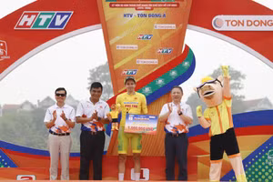 Kết thúc chặng 1, Ban tổ chức trao giải áo vàng cho vận động viên của đội Tập đoàn Lộc Trời An Giang.