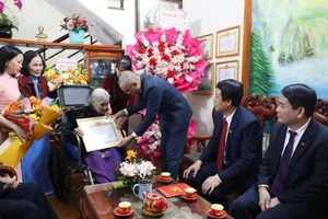 Bí thư Tỉnh ủy Phú Thọ Phạm Đại Dương trao Huy hiệu 80 năm tuổi Đảng cho đảng viên Tạ Thị Minh Tâm thuộc Chi bộ khu Châu Phong.