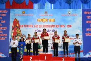 Trao giải Nhất, Nhì, Ba cho các em học sinh tham gia cuộc thi. 