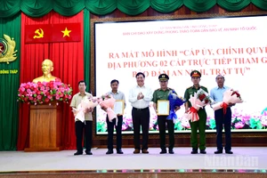 Đồng chí Phạm Thành Ngại trao Quyết định thành lập mô hình “Cấp ủy, chính quyền địa phương hai cấp trực tiếp tham gia bảo đảm an ninh trật tự”. 