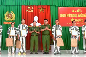 Đại diện Công an tỉnh Cà Mau trao Giấy chứng nhận đặc xá và quà cho các phạm nhân được đặc xá vào sáng 1/9.
